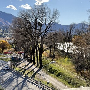 A road with trees and a mountain in the background. - Hotel Liberty Self Check-in (Bellinzona)