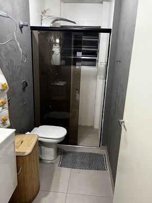 Haartrockner, Handtücher, Seife, Toilettenpapier