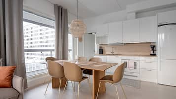 Deluxe Apartment | Private kitchen | Full-size fridge, microwave, oven, stovetop
