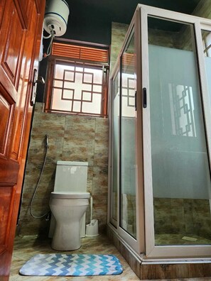 City-Apartment | Badezimmerausstattung | Haartrockner, Hausschuhe, Bidet, Handtücher