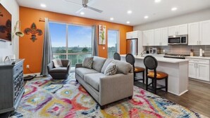 Un apartamento moderno con sala de estar, comedor y cocina.