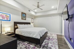 2 bedrooms, iron/ironing board, travel cot, free WiFi - *BRAND NEW LISTING* Gorgeous Condo near French Quarter w parking (New Orleans)