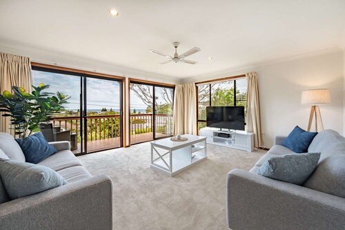 "Coastal Serenity" – Ocean Views & Close to Beach