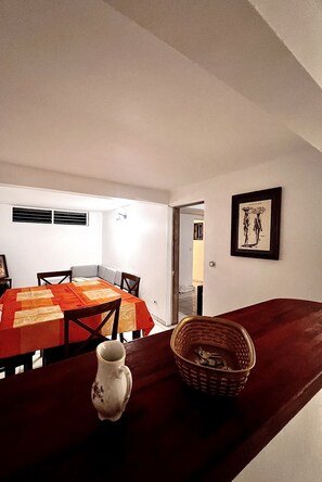 Dining - Appartement les Crotons, à 5 Minutes à Pieds de la Plage de la Pointe Marin (Sainte-Anne)