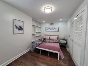 2 sovrum, skrivbord, strykjärn/strykbräda och resesäng