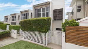 A row of modern, two-story houses with large windows and a well-maintained lawn. - Netflix，Peaceful 3BR Morningside Gem: Cozy Retreat (Morningside)