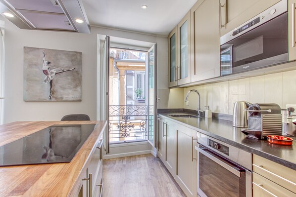 Fridge, microwave, oven, stovetop - Stylish Apt in charming le Suquet/Cannes-Steps from beaches, old port & Palais (Cannes)