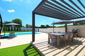 Outdoor dining - Villa stylishly furnished with swimming pool (Bale)