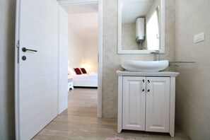 Bathroom - Villa stylishly furnished with swimming pool (Bale)