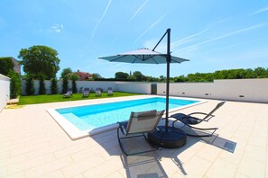 Pool - Villa stylishly furnished with swimming pool (Bale)
