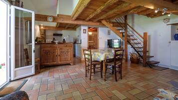 Een televisie en een stereo