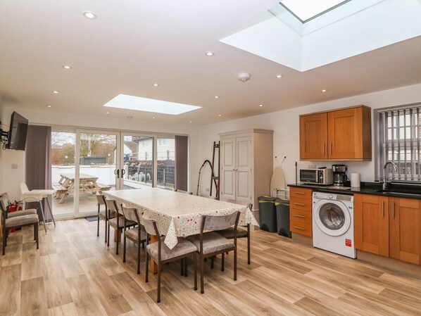 冷蔵庫、食器洗い機、電気ポット、トースター