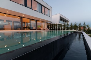 Una casa moderna con piscina y zona de patio.