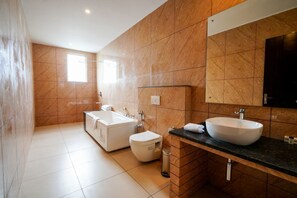 Free toiletries, hair dryer, bathrobes, slippers - Antaraal Resort And Spa (Palampur)