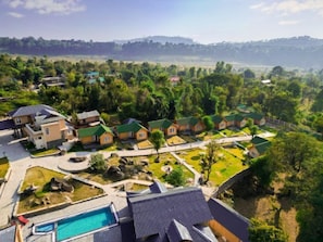 Una zona residencial con casas, piscina y un paisaje montañoso al fondo.
