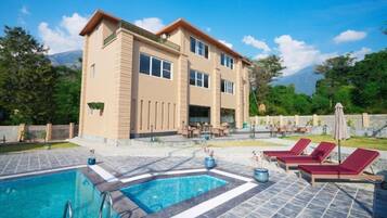 Una piscina al aire libre