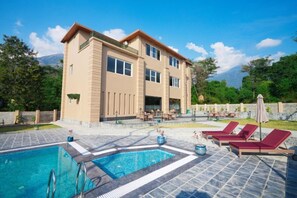 Outdoor pool - Antaraal Resort And Spa (Palampur)