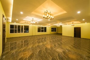 Flat-screen TV - Antaraal Resort And Spa (Palampur)