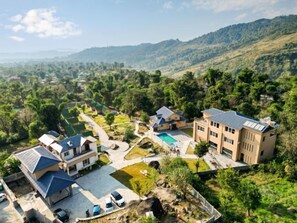 Zona residencial con casas, una piscina y un paisaje montañoso.