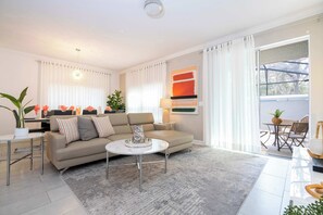 Télévision, lecteur de DVD, livres, chaßne hi-fi