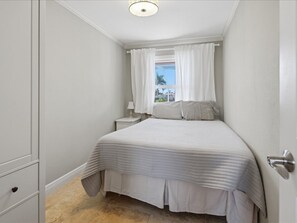 3 bedrooms, iron/ironing board, free WiFi, bed sheets - Waterfront 3BR Marco Island home with heated pool and WiFi (Marco Island)