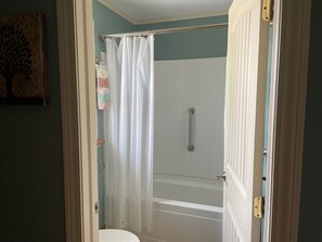 Douche, sèche-cheveux, serviettes fournies