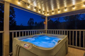Outdoor spa tub - Cozy Luxe Cabin, Sleeps 24・Yard・Fire pit・Hot tub (Sevierville)