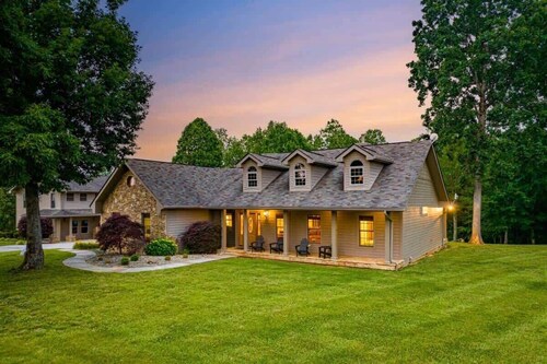 Sevierville Retreat・Sleeps 24・2 Homes・2 Hot Tubs