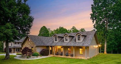 Sevierville Retreat・Sleeps 24・2 Homes・2 Hot Tubs