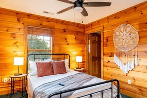 10 bedrooms, iron/ironing board, WiFi, bed sheets - Cozy Luxe Cabin, Sleeps 24・Yard・Fire pit・Hot tub (Sevierville)