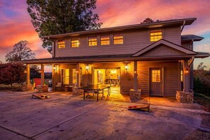 Exterior - Cozy Luxe Cabin, Sleeps 24・Yard・Fire pit・Hot tub (Sevierville)
