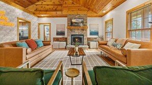 Living area - Sevierville Retreat・Sleeps 24・2 Homes・2 Hot Tubs (Sevierville)