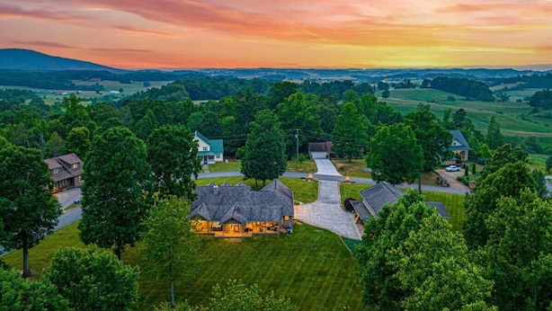 A residential area with houses, a driveway, and a large lawn. - Sevierville Retreat・Sleeps 24・2 Homes・2 Hot Tubs (Sevierville)