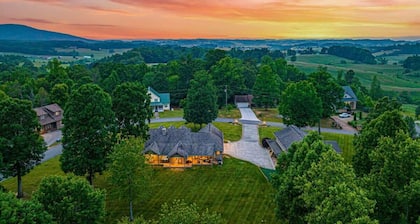 Sevierville Retreat・Sleeps 24・2 Homes・2 Hot Tubs