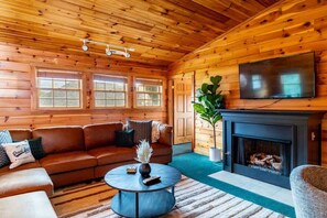 TV, fireplace, offices - Cozy Luxe Cabin, Sleeps 24・Yard・Fire pit・Hot tub (Sevierville)
