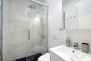 Shower, hair dryer, towels, soap - Enjoy a stylish experience close to the Acropolis! 
 (Athina)