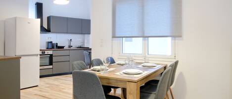 Køleskab, mikrobølgeovn, ovn, kogeplade