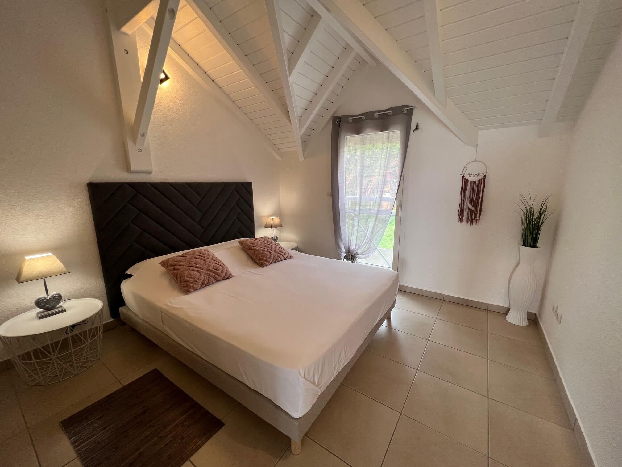 2 室のベッドルーム、アイロン / アイロン台、WiFi、ベッドシーツ