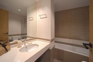 Shower, hair dryer, towels - Housing Castellana by Sharing Co (Madrid)