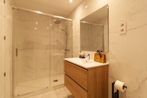 Shower, towels - Housing Prosperidad by Sharing Co (Madrid)