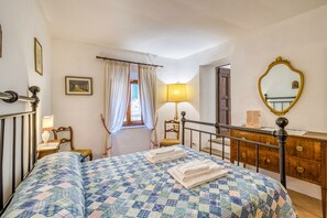 Maison familiale, plusieurs chambres, côté montagne (Chianti Classico Home Panoramic View) | 4 chambres, fer et planche à repasser, accès au Wi-Fi (inclus)