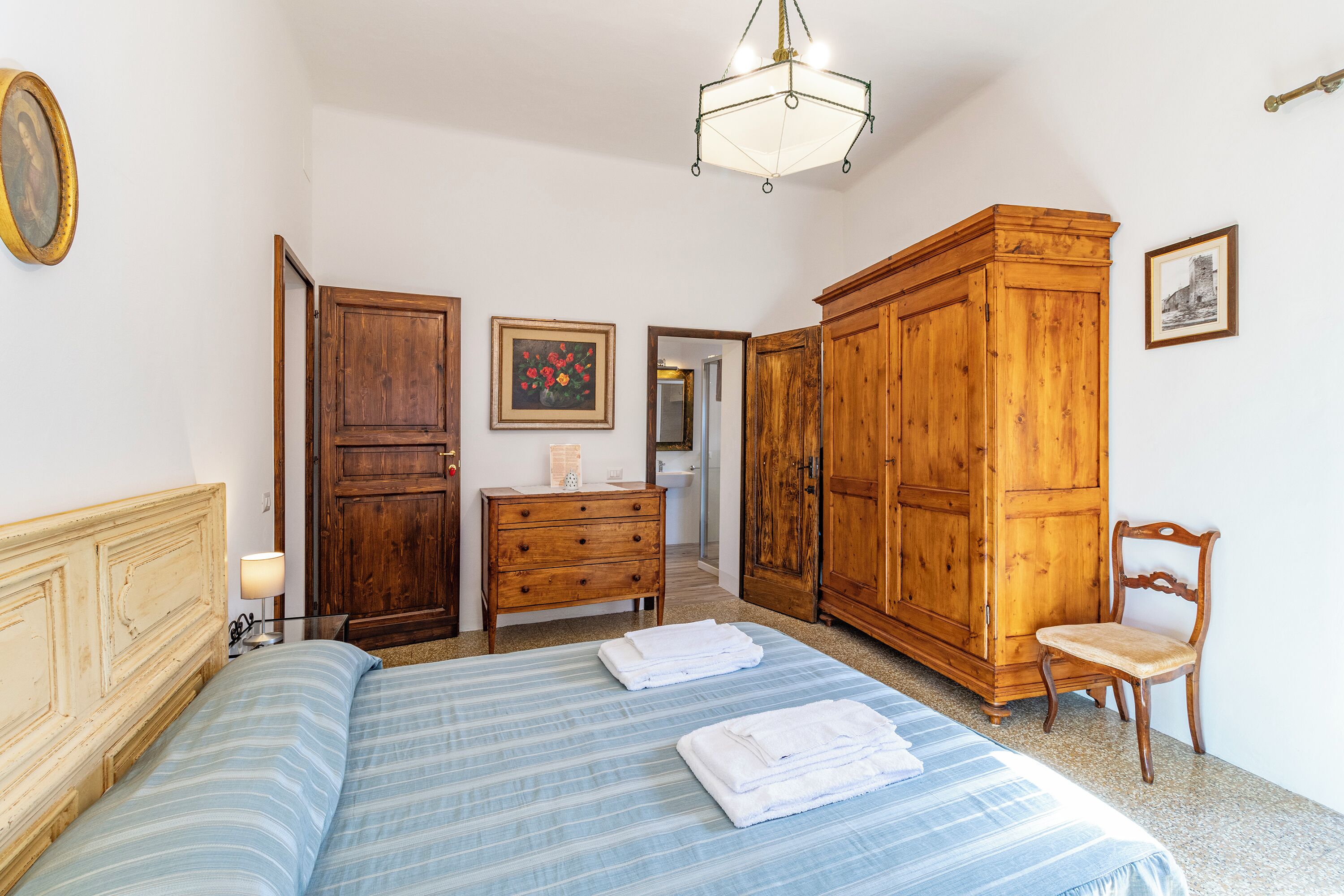 4 dormitorios, tabla de planchar con plancha, wifi gratis y ropa de cama