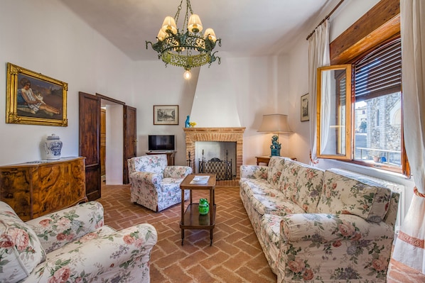 21-tommers fladskærms-tv med kabelkanaler, tv