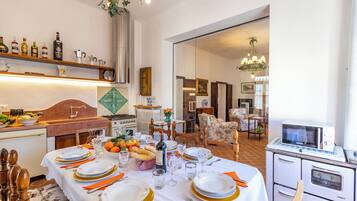 Rumah Keluarga, beberapa kamar, tepi gunung (Chianti Classico Home Panoramic View) | Tempat makan