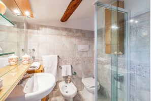 Ducha, secador de pelo, bidé y toallas