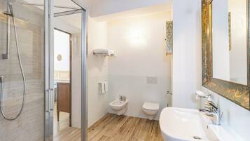 Shower, pengering rambut, kloset, dan handuk