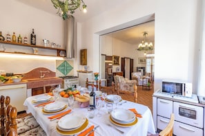 Køleskab, mikrobølgeovn, ovn, kogeplade