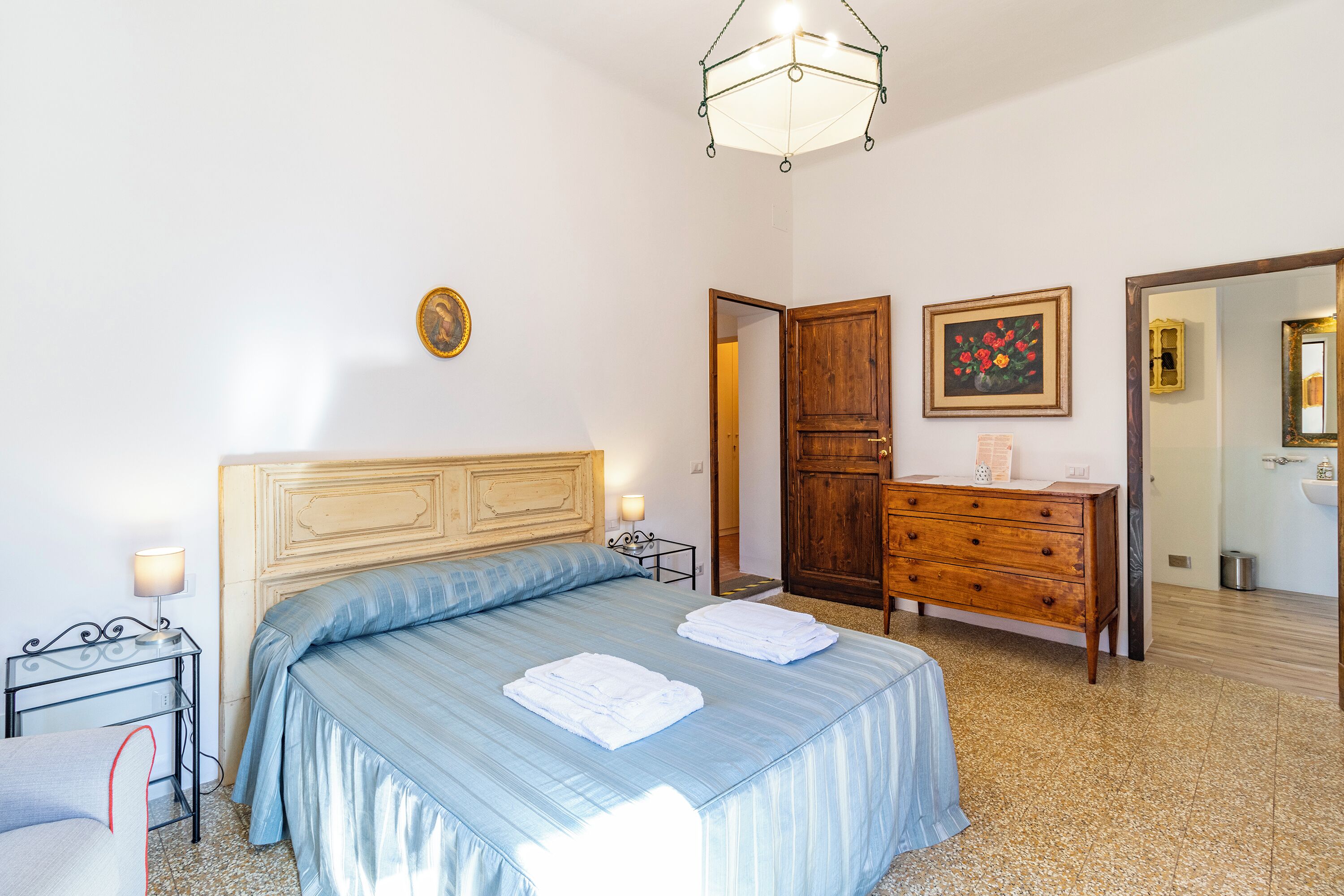 4 dormitorios, tabla de planchar con plancha, wifi gratis y ropa de cama