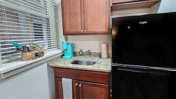 Kühlschrank, Mikrowelle, Wasserkocher mit Kaffee-/Teezubehör, Toaster