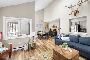 TV, fireplace - Sleek 2BR Kettlebrook Condo with Fireplace, Ski-in/Ski-out (Windsor County)